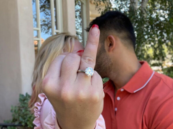 Britney Spears porte sa bague de fiançailles à la mauvaise main !
