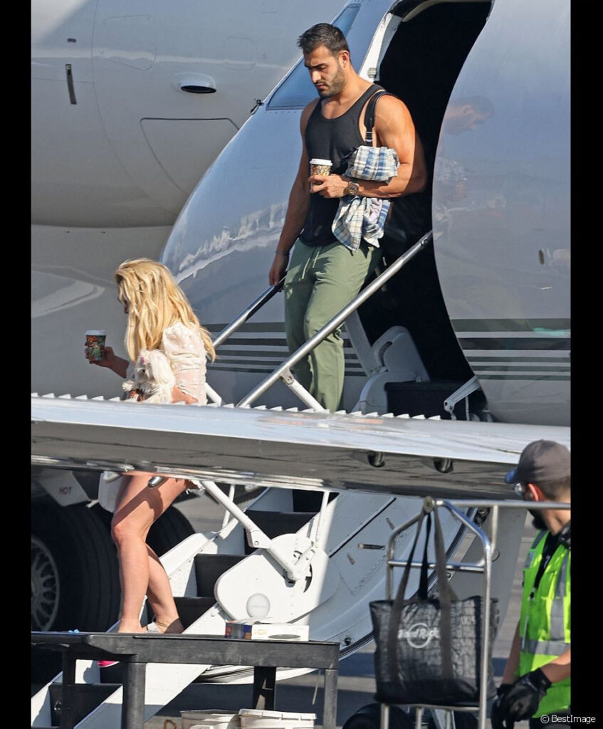 Britney Spears et son compagnon sorte de l'avion