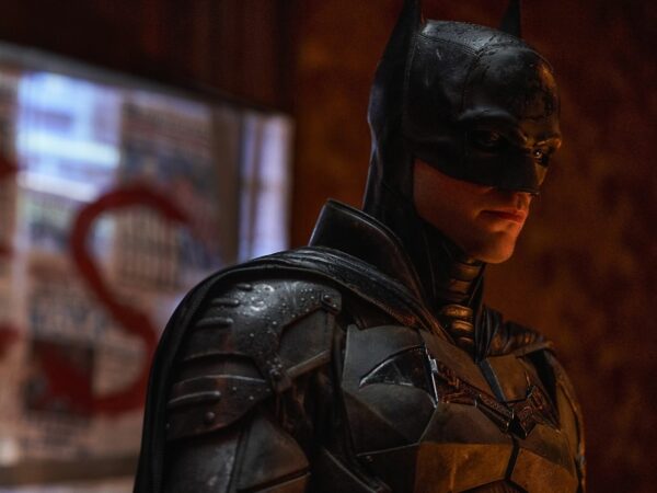 Batman revient avec un hero sombre joué par Robert Pattinson qui incarne pour la première fois l’homme chauve-souris et qui détaille les enjeux de son rôle. Le film sort ce mercredi 2 mars.