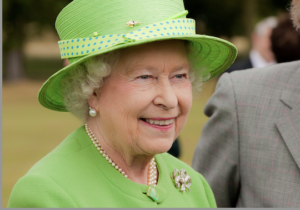 La Reine Elizabeth II en a fini avec la COVID-19 et fait une donation à l’Ukraine.