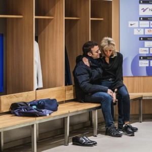 Emmanuel et Brigitte Macron  : leur fameux câlin en jeans baskets dans les vestiaires