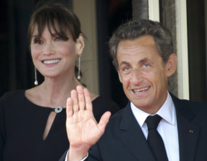 « Je lui en veux encore » : Carla Bruni révèle sa première rencontre avec Nicolas Sarkozy 