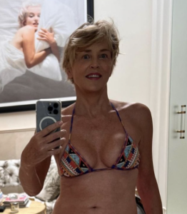 Sharon Stone affiche son corps de rêve : à 64 ans, elle pose en bikini