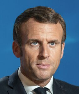Emmanuel Macron : "T'as beaucoup de pognon ?" lui demande un journaliste aux "Rencontres du Papotin", le président révèle son salaire !