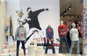 Banksy appelle ses 11 millions d’abonnés à dévaliser une boutique Guess à Londres
